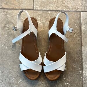 Cushionaire Women’s Slate Faux Wood Sandals Size 8.5